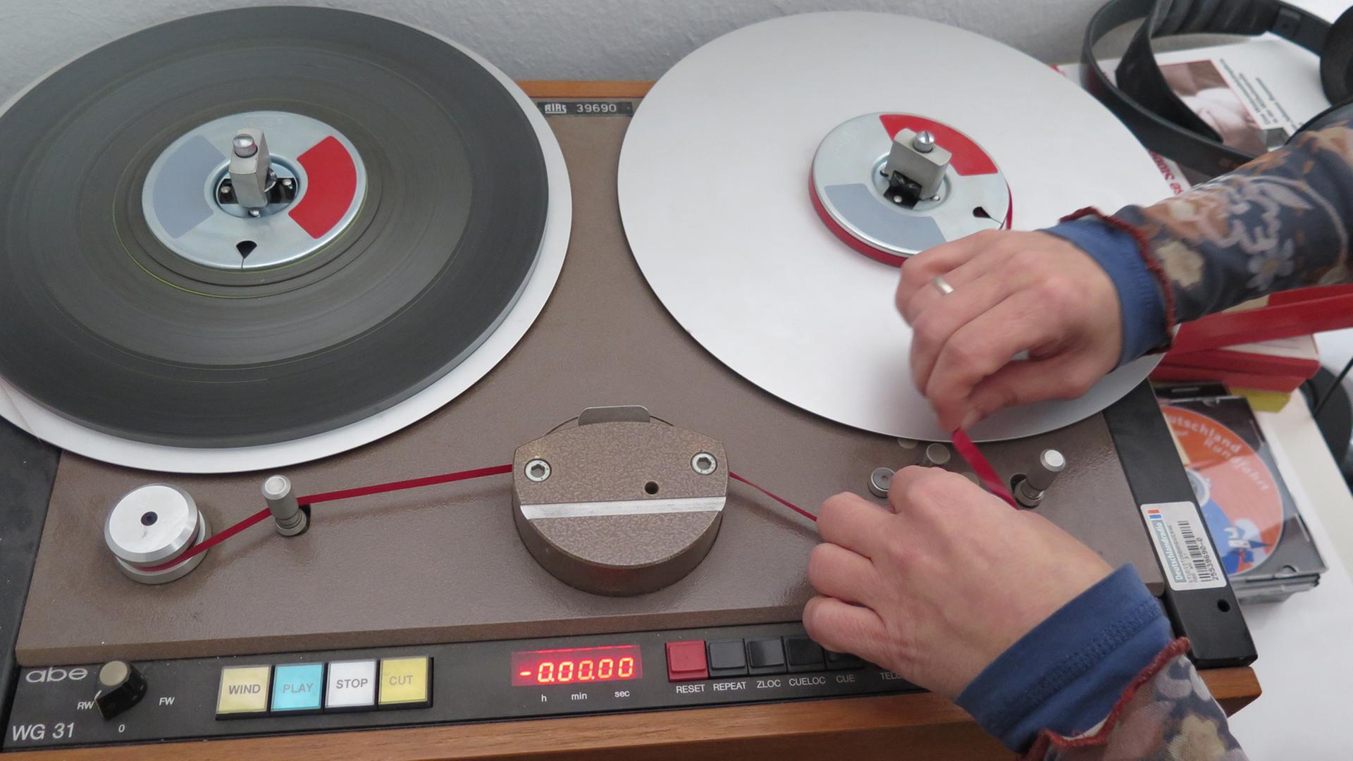 Abhören und Sichten von Archivmaterial an der Bandmaschine. Abhören und Sichten von Archivmaterial an der Bandmaschine.