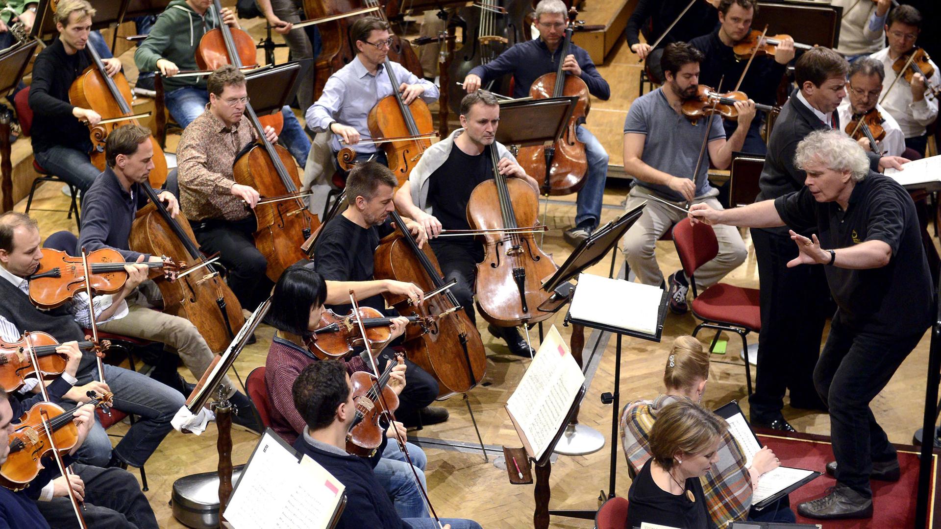 Chefdirigent Sir Simon Rattle bei einer Probe mit den Berliner Philharmonikern
