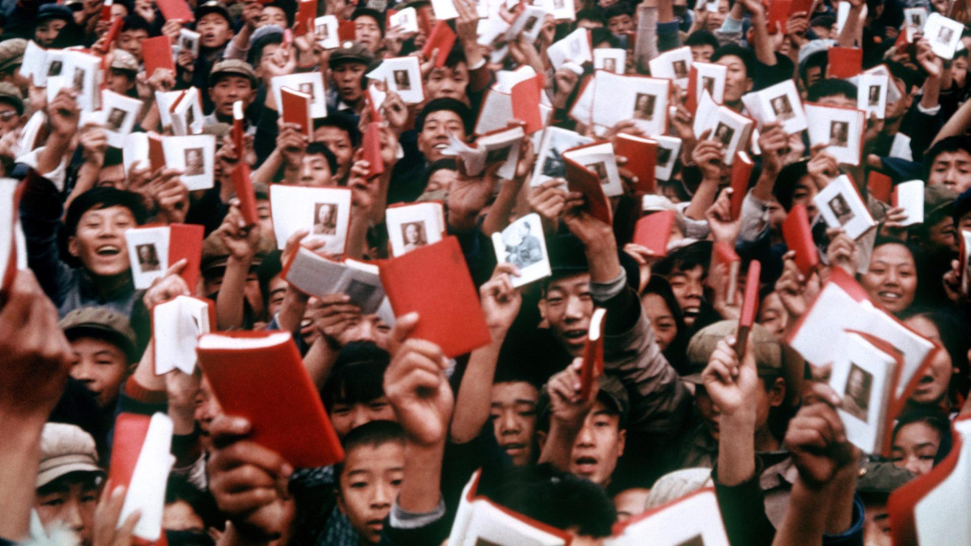 Angehörige der Roten Garden schwenken bei einer Kundgebung auf dem Tien-an-Men-Platz in der chinesischen Hauptstadt Peking die Mao-Bibel, die die Lehren des chinesischen Führers Mao Tsetung enthält. Angehörige der Roten Garden schwenken bei einer Kundgebung auf dem Tien-an-Men-Platz in der chinesischen Hauptstadt Peking die Mao-Bibel, die die Lehren des chinesischen Führers Mao Tsetung enthält.