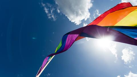 Gegen Homophobie und Transphobie: Regenbogenfahne in Berlin