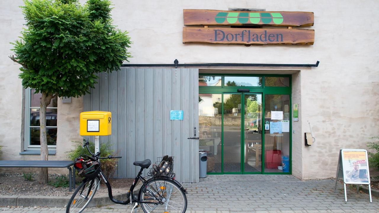 Der Eingang zum Dorfladen in Deersheim in Sachsen-Anhalt. Als der letzte Einkaufsmarkt im Ort schloss, taten sich die Dorfbewohner zusammen und bauten eine Scheune um, die neben einem Lebensmittelladen auch Platz für ein Café, eine Markthalle und für die Nähstube bietet. Der Eingang zum Dorfladen in Deersheim in Sachsen-Anhalt. Als der letzte Einkaufsmarkt im Ort schloss, taten sich die Dorfbewohner zusammen und bauten eine Scheune um, die neben einem Lebensmittelladen auch Platz für ein Café, eine Markthalle und für die Nähstube bietet.