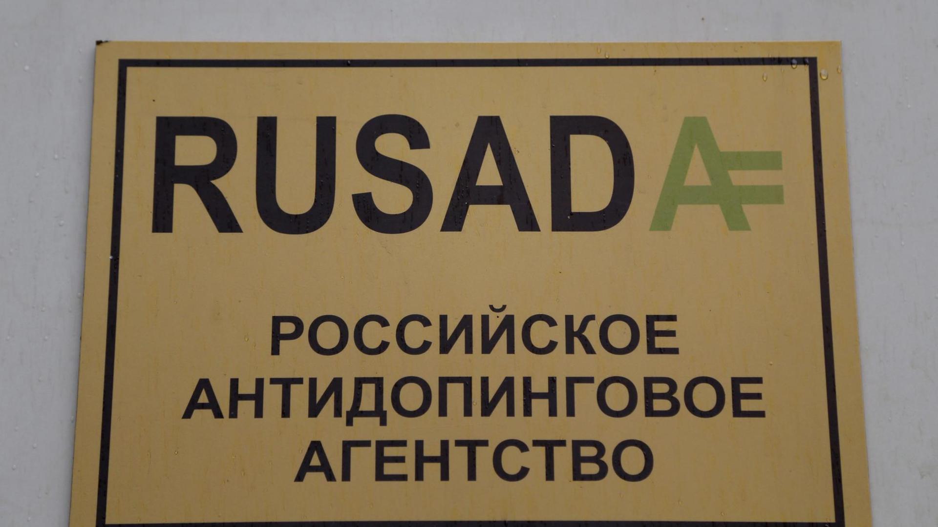 Schild der russischen Anti-Doping-Agentur RUSADA an einer Gebäudewand in Moskau am 10.11.2015. Schild der russischen Anti-Doping-Agentur RUSADA an einer Gebäudewand in Moskau am 10.11.2015.