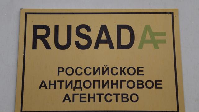 Schild der russischen Anti-Doping-Agentur RUSADA an einer Gebäudewand in Moskau am 10.11.2015.
