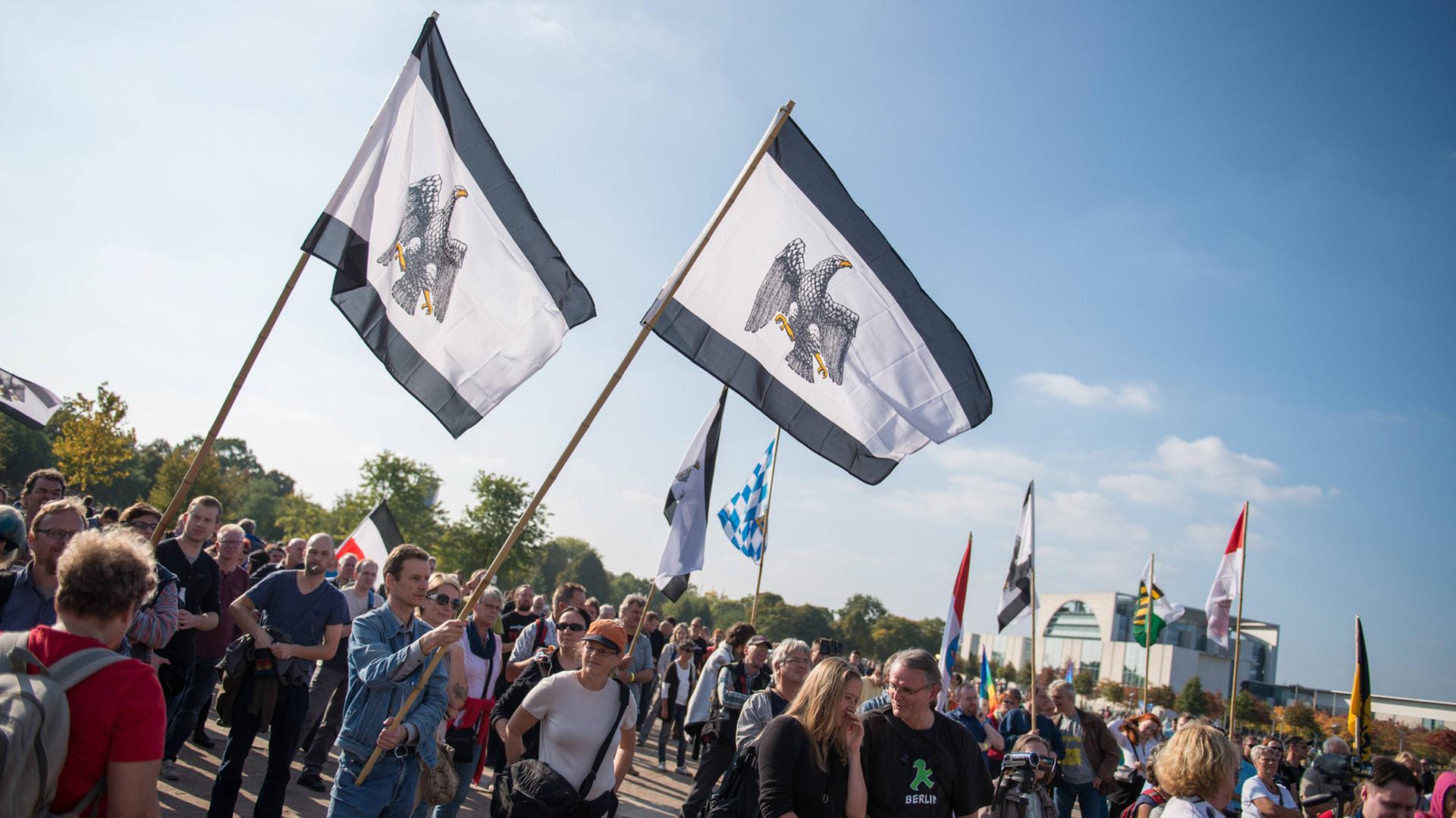 Rechte Reichsbürger bei einer Demonstration in Berlin. Rechte Reichsbürger bei einer Demonstration in Berlin.