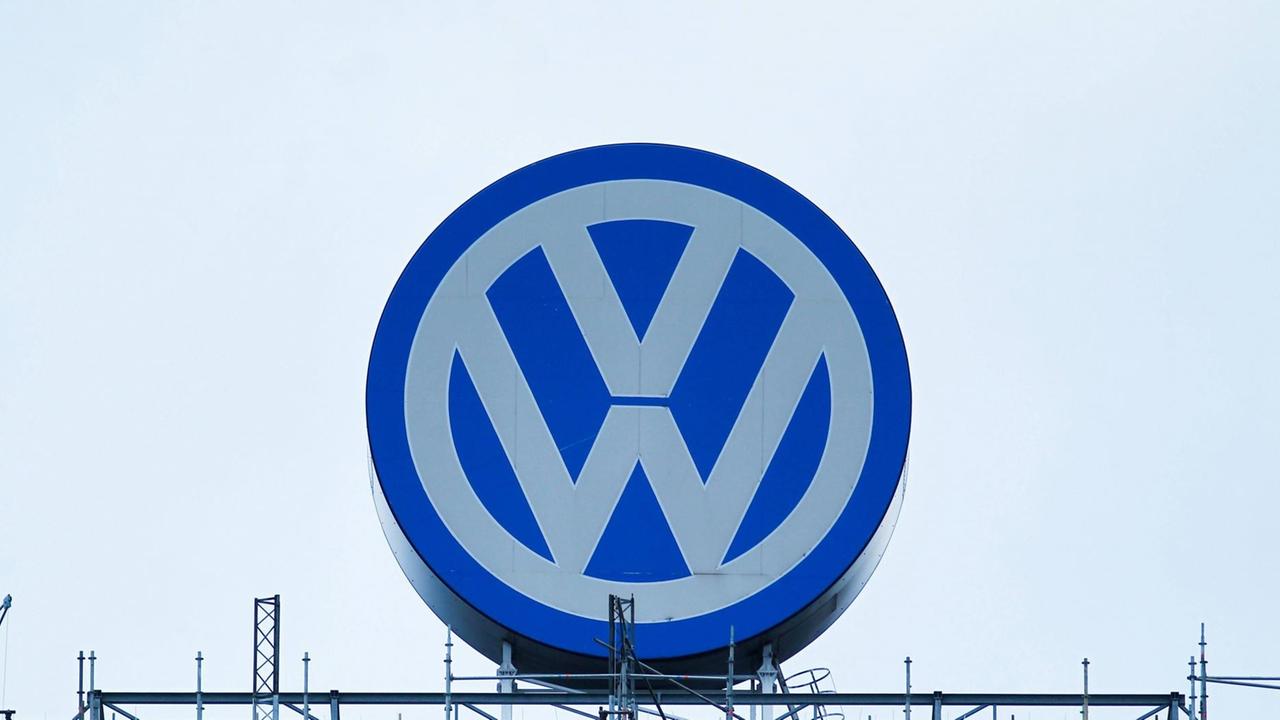 Logo vom Automobilhersteller Volkswagen VW am Verwaltungsgebäude in Wolfsburg Logo vom Automobilhersteller Volkswagen VW am Verwaltungsgebäude in Wolfsburg