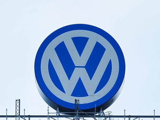 Logo vom Automobilhersteller Volkswagen VW am Verwaltungsgebäude in Wolfsburg
