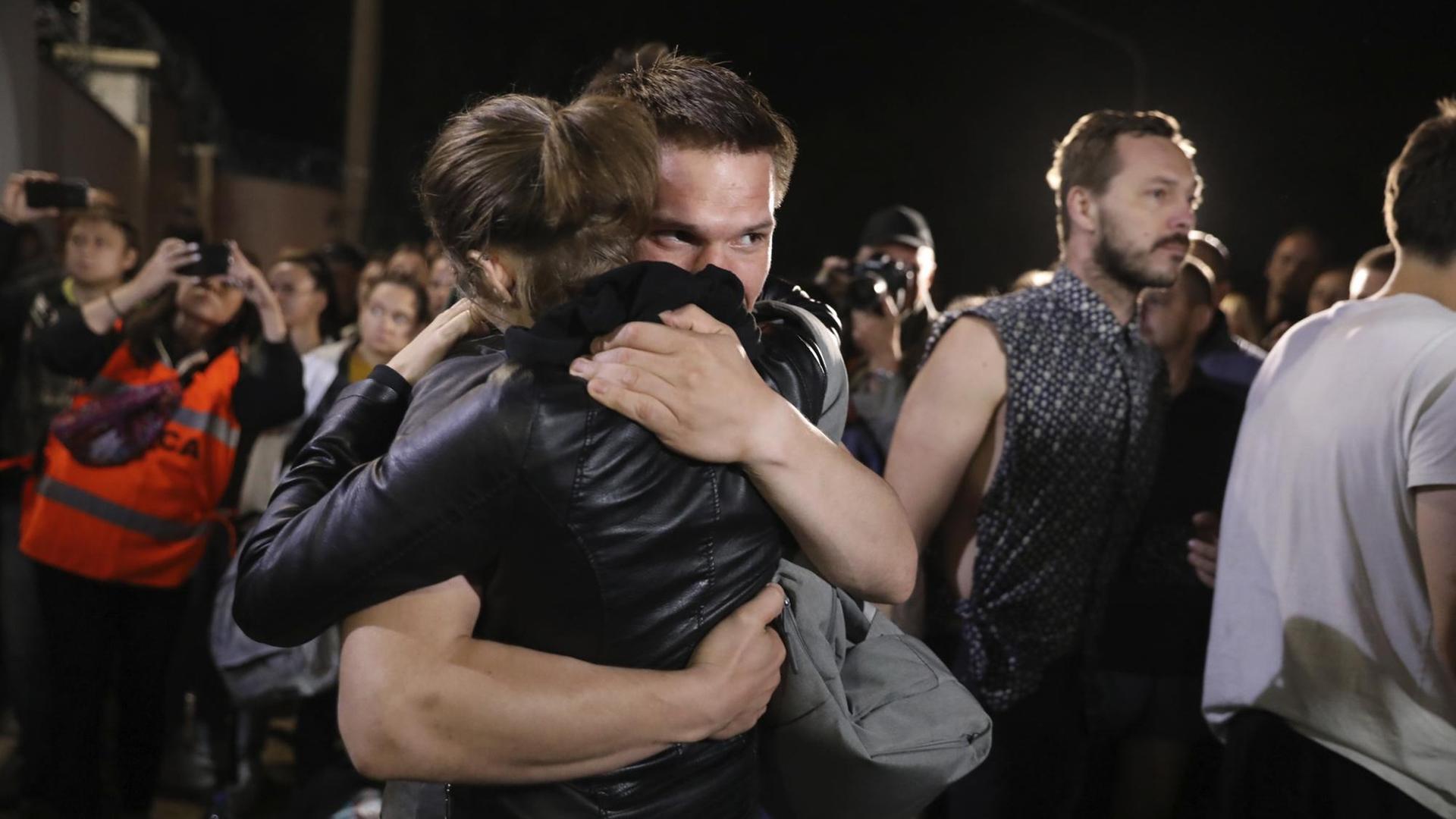 Minsk: Ein Paar umarmt sich, nachdem es aus einer Haftanstalt entlassen wurde, in der Demonstranten während einer Massenkundgebung im Anschluss an die Präsidentschaftswahlen festgenommen worden waren.