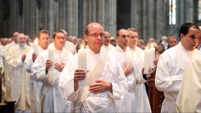 Priesteramtskandidaten ziehen zur Priesterweihe in den Dom von Köln ein