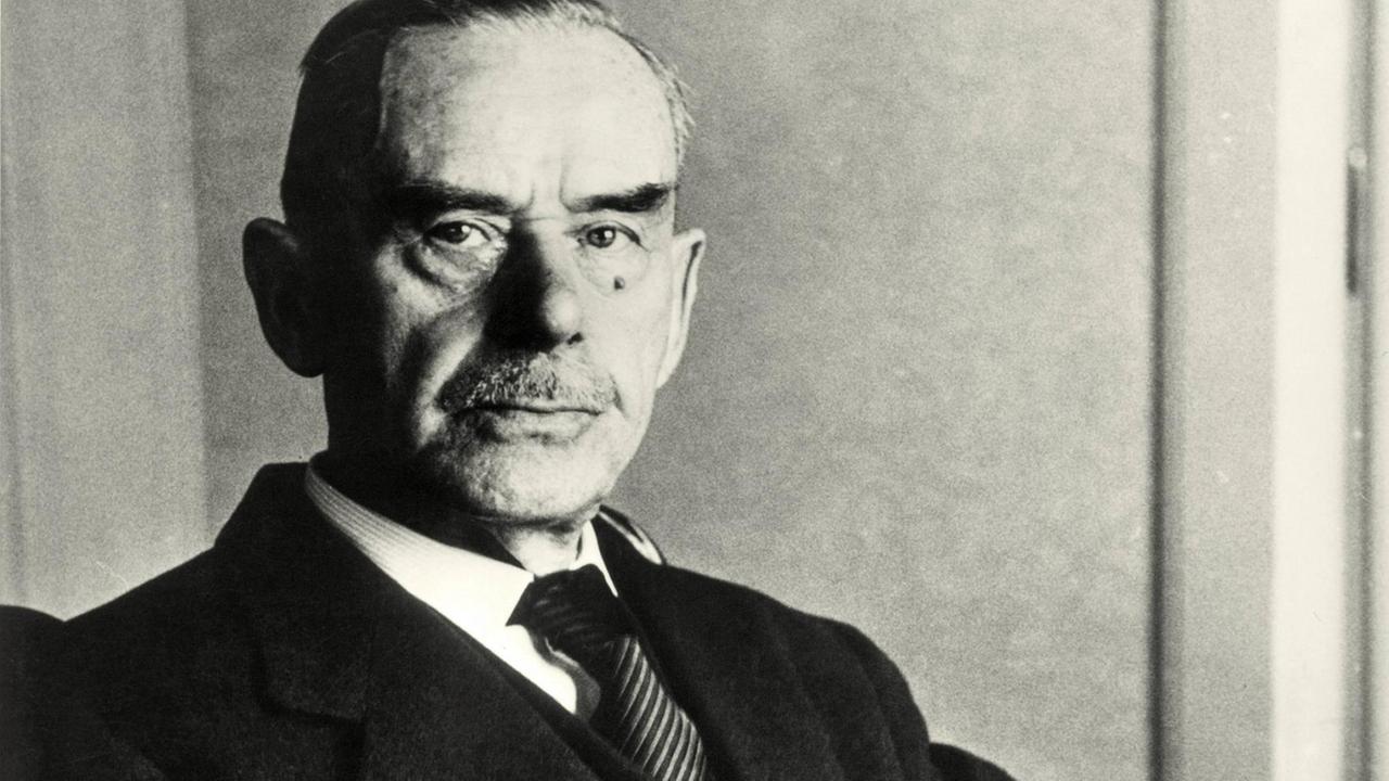 Schwarzweißaufnahme von Thomas Mann. Er trägt Krawatte und Anzug und blickt ernst in die Kamera. Schwarzweißaufnahme von Thomas Mann. Er trägt Krawatte und Anzug und blickt ernst in die Kamera.