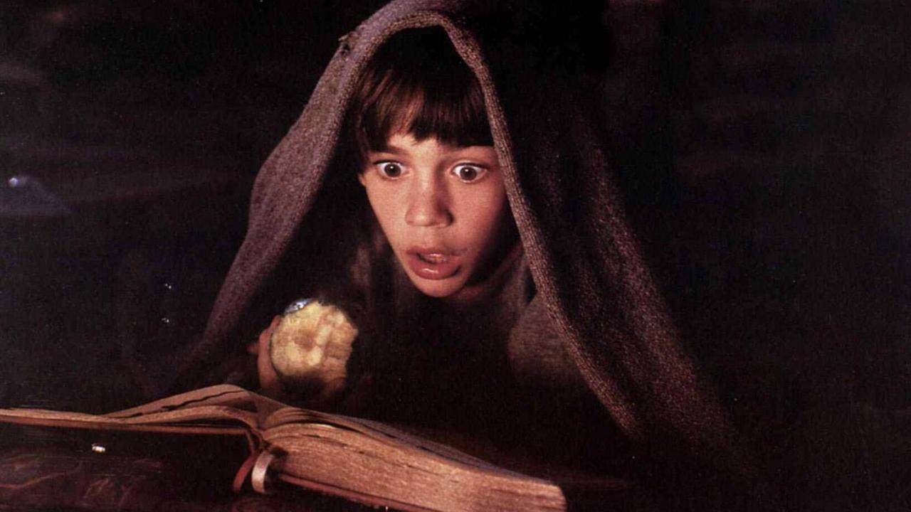 Barret Oliver Auf dem Dachboden seiner Schule liest Bastian (Barret Oliver) ein seltsames Buch. Er erfaehrt vom Land Phantasien, das von einer alles verschlingenden Leere bedroht ist. 1983 UnitedArchives01368460 Barret Oliver on the Attic his School reads Bastian Barret Oliver a strange Book he experiences of Country Fantasies the from a everything Emptiness threatened is 1983 UnitedArchives01368460 Barret Oliver Auf dem Dachboden seiner Schule liest Bastian (Barret Oliver) ein seltsames Buch. Er erfaehrt vom Land Phantasien, das von einer alles verschlingenden Leere bedroht ist. 1983 UnitedArchives01368460 Barret Oliver on the Attic his School reads Bastian Barret Oliver a strange Book he experiences of Country Fantasies the from a everything Emptiness threatened is 1983 UnitedArchives01368460