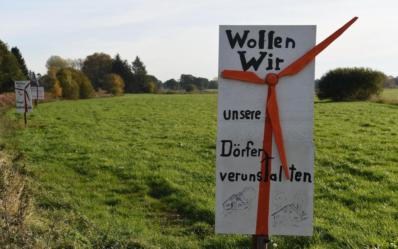 Ein Schild mit der Frage: "Wollen wir unsere Dörfer verunstalten" steht auf einem Feld an einer Straße in Niedersachsen. Ein Schild mit der Frage: "Wollen wir unsere Dörfer verunstalten" steht auf einem Feld an einer Straße in Niedersachsen.