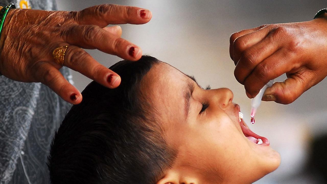 Ein Junge erhält in Indien die Polio-Impfung Ein Junge erhält in Indien die Polio-Impfung