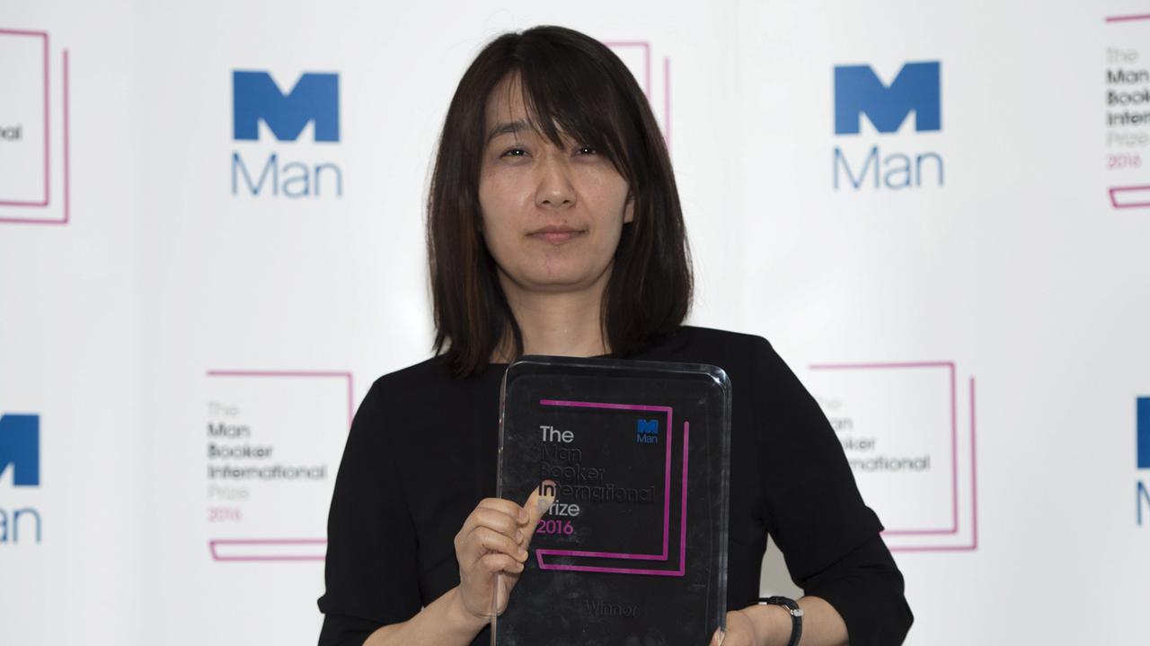 Die Autorin Hang Kang posiert nach der Preisverleihung: Die hat den "Man Booker International Prize 2016" erhalten. Die Autorin Hang Kang posiert nach der Preisverleihung: Die hat den "Man Booker International Prize 2016" erhalten.