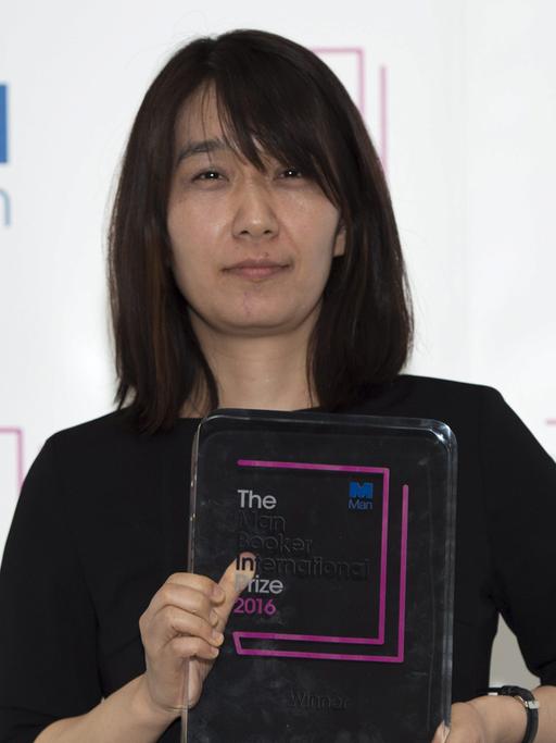 Die Autorin Han Kang posiert nach der Preisverleihung