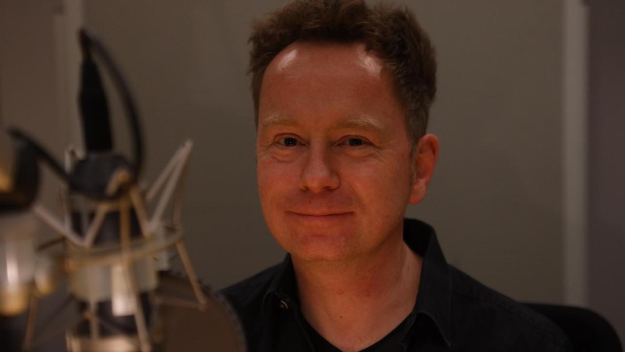 Alex Feuerherdt sitzt an einem Mikrofon Alex Feuerherdt sitzt an einem Mikrofon
