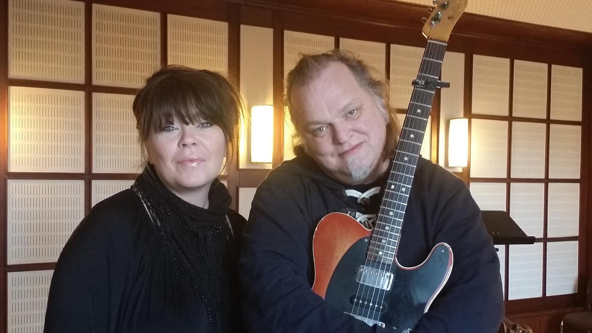 Die norwegische Sängerin Solveig Slettahjell mit ihrem Gitarristen Knut Reiersrud Die norwegische Sängerin Solveig Slettahjell mit ihrem Gitarristen Knut Reiersrud