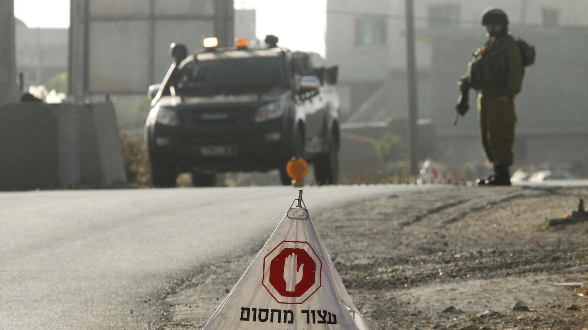 Ein israelischer Soldat an einem Checkpoint im Ort Yatta im Westjordanland am 9.6.2016. Ein israelischer Soldat an einem Checkpoint im Ort Yatta im Westjordanland am 9.6.2016.