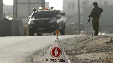 Ein israelischer Soldat an einem Checkpoint im Ort Yatta im Westjordanland am 9.6.2016.