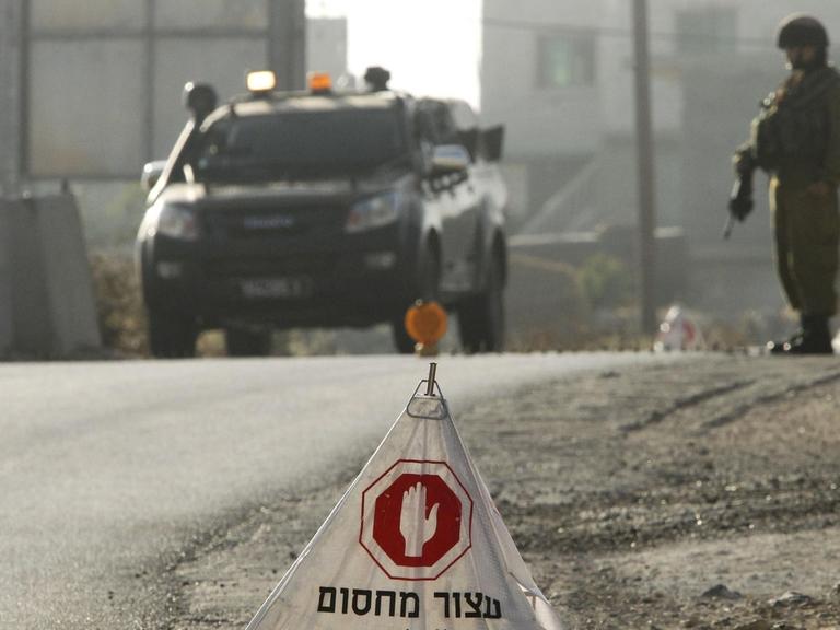 Ein israelischer Soldat an einem Checkpoint im Ort Yatta im Westjordanland am 9.6.2016.
