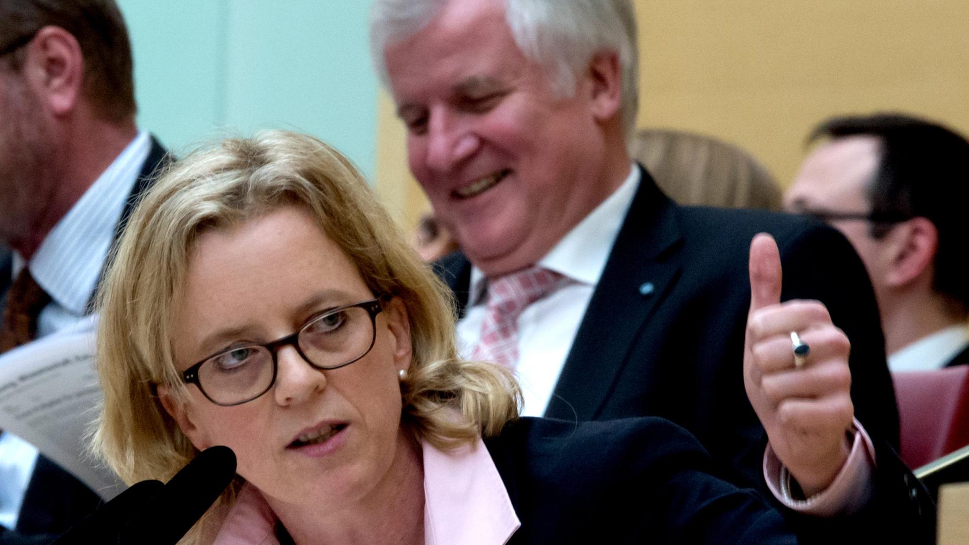 Der bayerische Ministerpräsident Horst Seehofer, CSU, hört im bayerischen Landtag der Generalsekretärin der Bayern-SPD, Natascha Kohnen, bei einer Rede zu; Aufnahme vom November 2014 Der bayerische Ministerpräsident Horst Seehofer, CSU, hört im bayerischen Landtag der Generalsekretärin der Bayern-SPD, Natascha Kohnen, bei einer Rede zu; Aufnahme vom November 2014