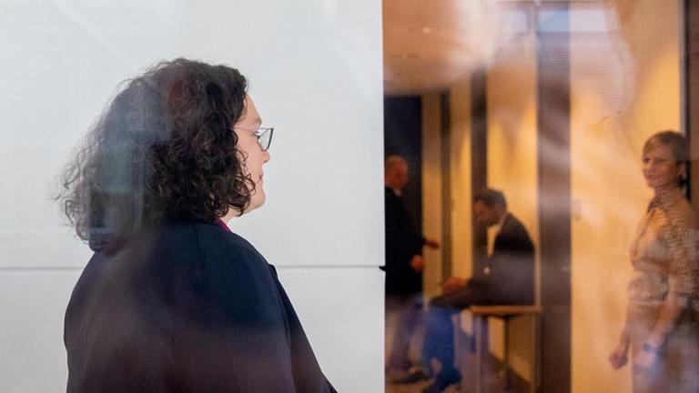 Andrea Nahles, Fraktionsvorsitzende der SPD und SPD-Parteivorsitzende, geht nach der Sondersitzung der SPD-Bundestagsfraktion in ihr Büro. Andrea Nahles, Fraktionsvorsitzende der SPD und SPD-Parteivorsitzende, geht nach der Sondersitzung der SPD-Bundestagsfraktion in ihr Büro.