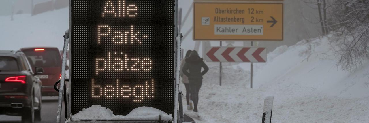 Ein LED-Hinweis-Schild mit der Aufschrift «Alle Parkplätze belegt!» steht an einer Kreuzung in der Nähe des Kahlen Astens. Ein LED-Hinweis-Schild mit der Aufschrift «Alle Parkplätze belegt!» steht an einer Kreuzung in der Nähe des Kahlen Astens.