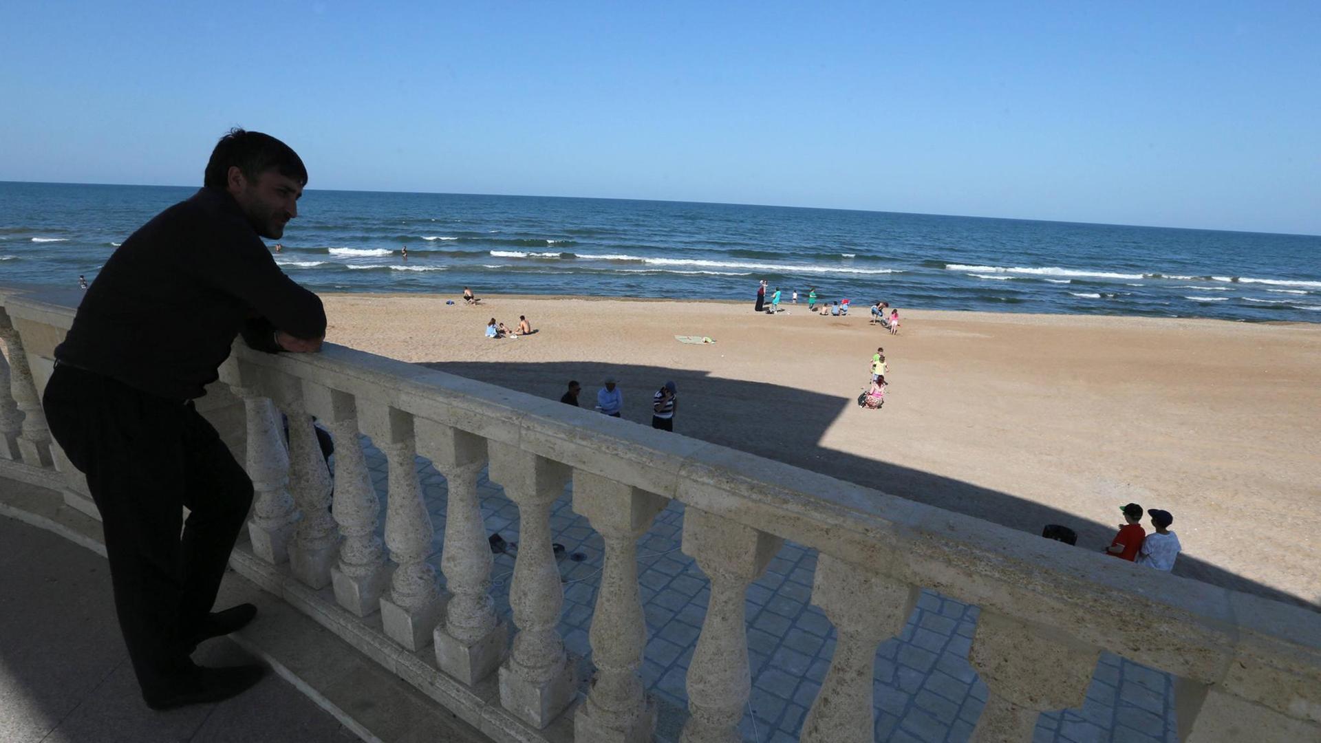 Ein Mann an der Küste von Derbent schaut aufs Meer. Ein Mann an der Küste von Derbent schaut aufs Meer.