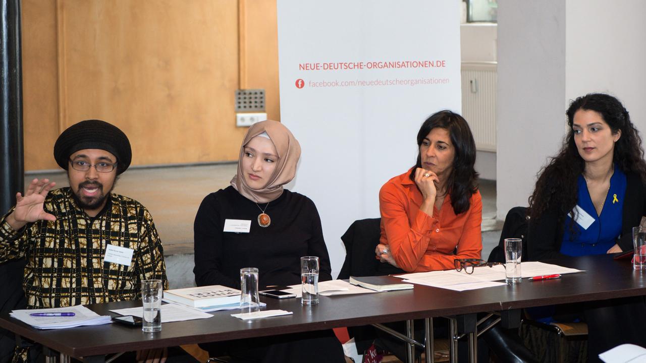 Pressekonferenz beim Bundeskongress der Neuen Deutschen Organisationen in Berlin (von links nach rechts): Joshua Kwesi Aikins, Kübra Gümüsay, Sheila Mysorekar, Nariman Reinke Pressekonferenz beim Bundeskongress der Neuen Deutschen Organisationen in Berlin (von links nach rechts): Joshua Kwesi Aikins, Kübra Gümüsay, Sheila Mysorekar, Nariman Reinke