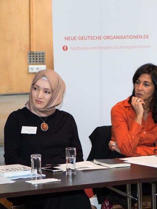 Pressekonferenz beim Bundeskongress der Neuen Deutschen Organisationen in Berlin (von links nach rechts): Joshua Kwesi Aikins, Kübra Gümüsay, Sheila Mysorekar, Nariman Reinke