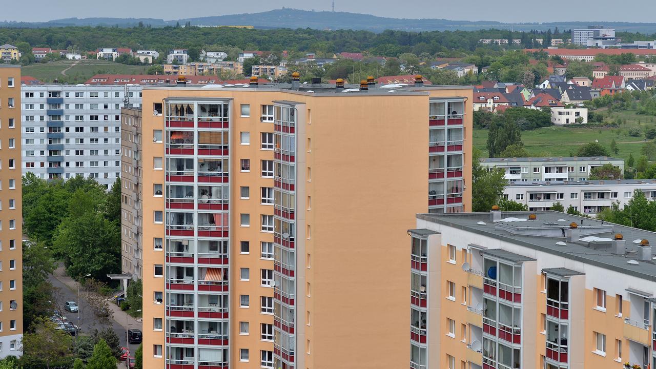 Halle-Neustadt wurde komplett am Reißbrett entworfen. Einst lebten hier bis zu 90.000 Menschen. Halle-Neustadt wurde komplett am Reißbrett entworfen. Einst lebten hier bis zu 90.000 Menschen.