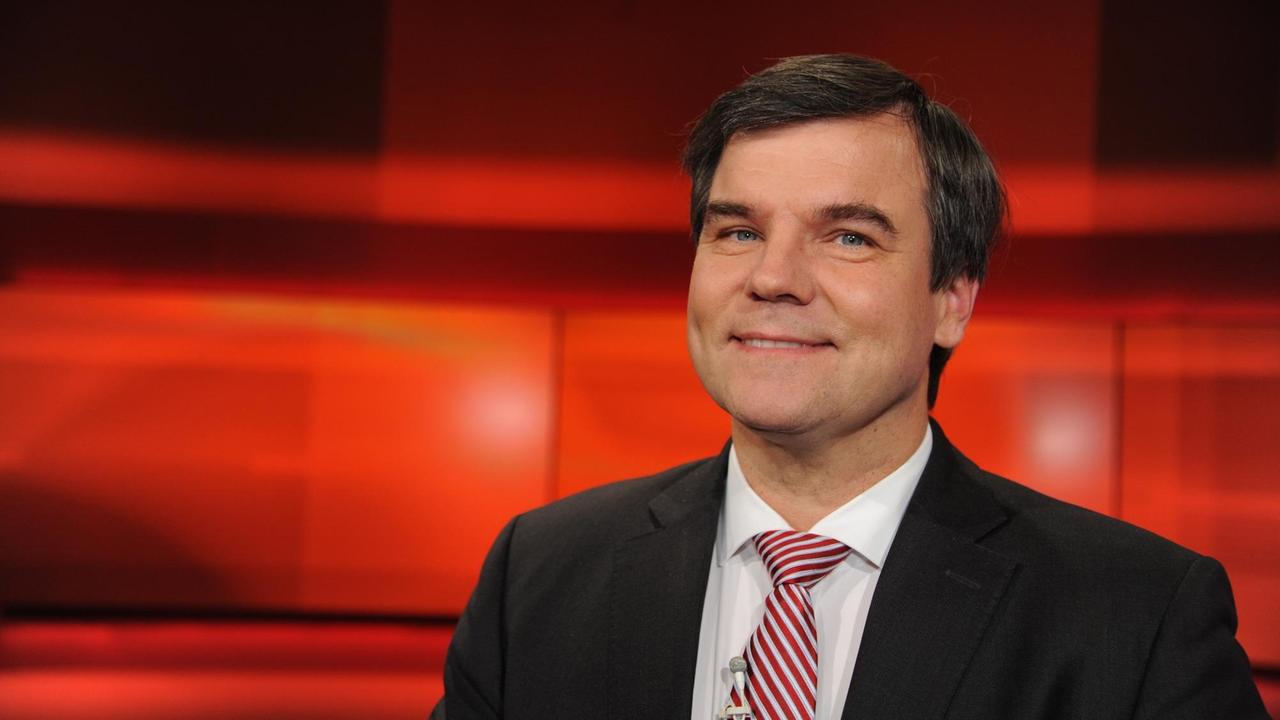 Ralph Freund sitzt in einer Talkshow im Jahr 2018. Er ist Vorsitzender der "Republicans Overseas Germany" sowie Mitglied der US-Republikaner und der CDU. Ralph Freund sitzt in einer Talkshow im Jahr 2018. Er ist Vorsitzender der "Republicans Overseas Germany" sowie Mitglied der US-Republikaner und der CDU.