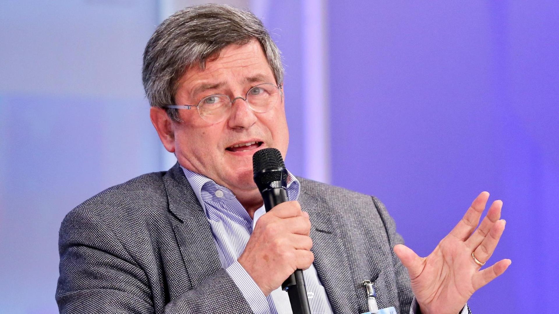 Der deutsche Publizist Roland Tichy spricht am 09.05.2016 auf dem Medientreffpunkt Mitteldeutschland in Leipzig (Sachsen). Der deutsche Publizist Roland Tichy spricht am 09.05.2016 auf dem Medientreffpunkt Mitteldeutschland in Leipzig (Sachsen).