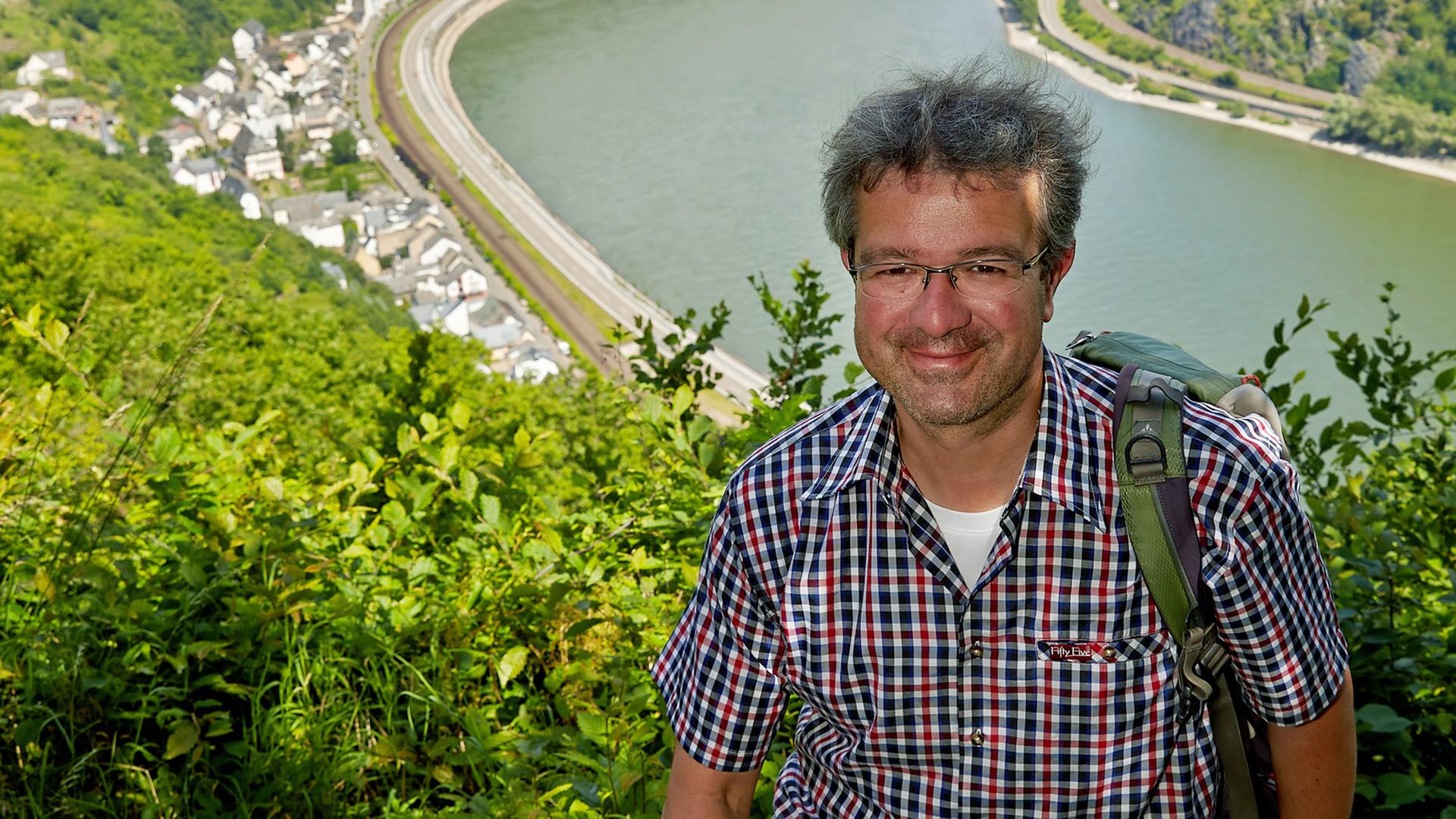 Der Moderator und Autor Manuel Andrack ist am 13. Juni 2014 auf der Traumschleife Rheingold bei Hirzenach (Rheinland-Pfalz) hoch über dem Rheintal unterwegs.