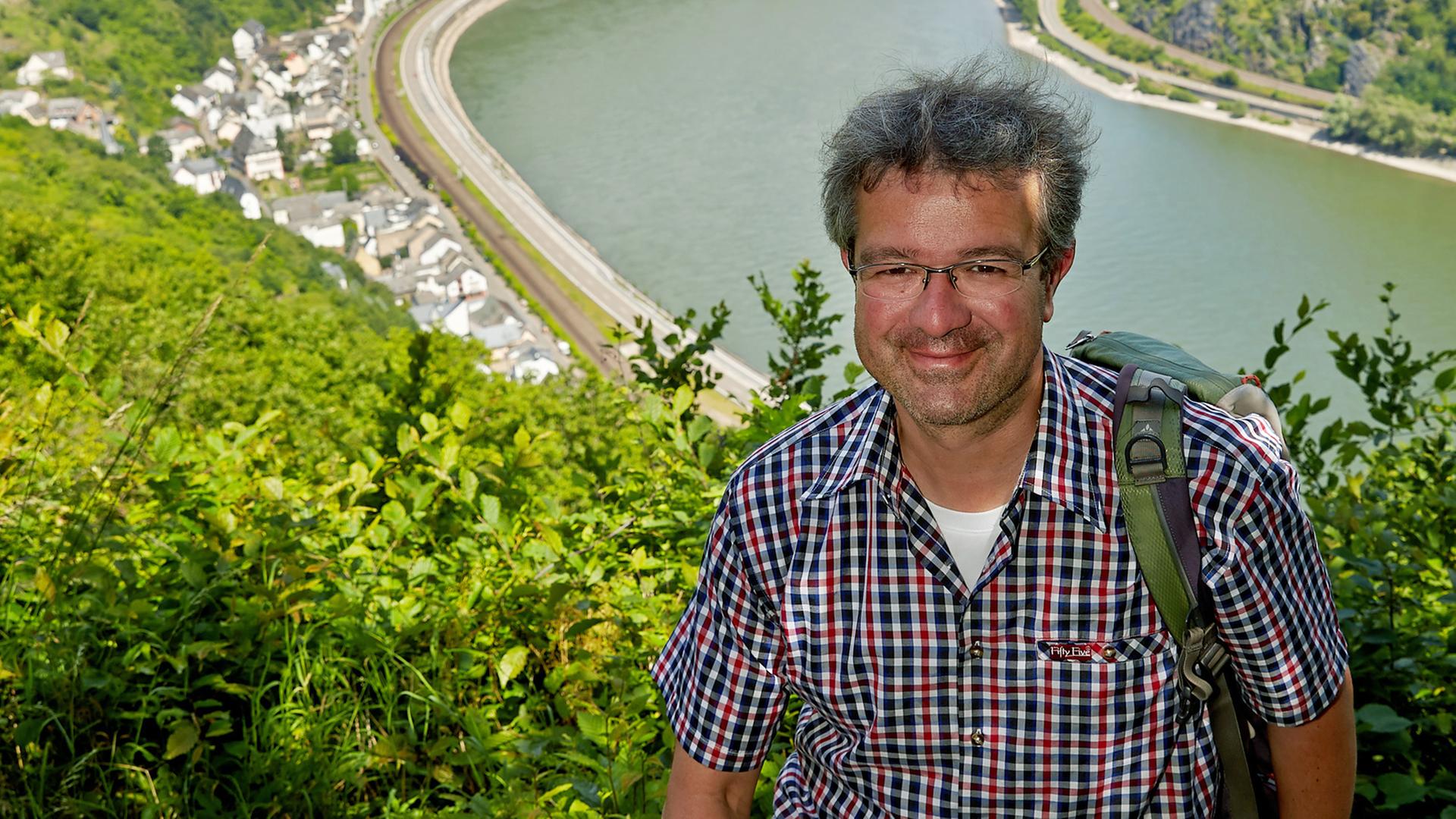 Der Moderator und Autor Manuel Andrack ist am 13. Juni 2014 auf der Traumschleife Rheingold bei Hirzenach (Rheinland-Pfalz) hoch über dem Rheintal unterwegs. Der Moderator und Autor Manuel Andrack ist am 13. Juni 2014 auf der Traumschleife Rheingold bei Hirzenach (Rheinland-Pfalz) hoch über dem Rheintal unterwegs.