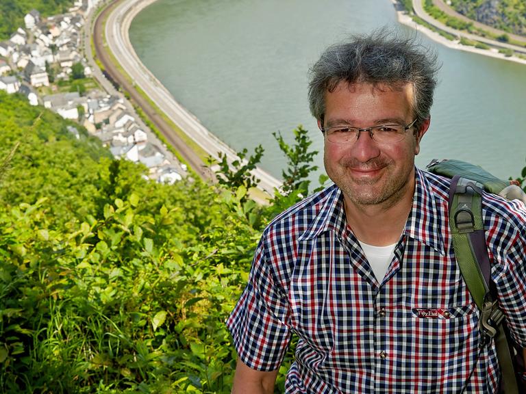 Der Moderator und Autor Manuel Andrack ist am 13. Juni 2014 auf der Traumschleife Rheingold bei Hirzenach (Rheinland-Pfalz) hoch über dem Rheintal unterwegs.