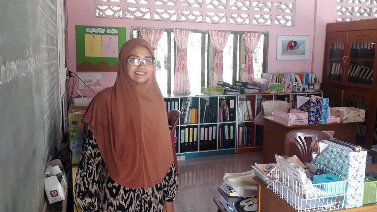 Sumitra Sangwanich, Lehrerin an der Rak Islam Schule in Thepha, kämpft gegen das Kohlekraftwerk, das hier gebaut werden soll. Sumitra Sangwanich, Lehrerin an der Rak Islam Schule in Thepha, kämpft gegen das Kohlekraftwerk, das hier gebaut werden soll.