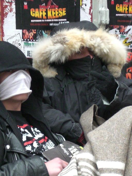 Zwei Jugendliche in der Nähe des Hamburger Hauptbahnhofs an einem kalten Tag auf der Straße