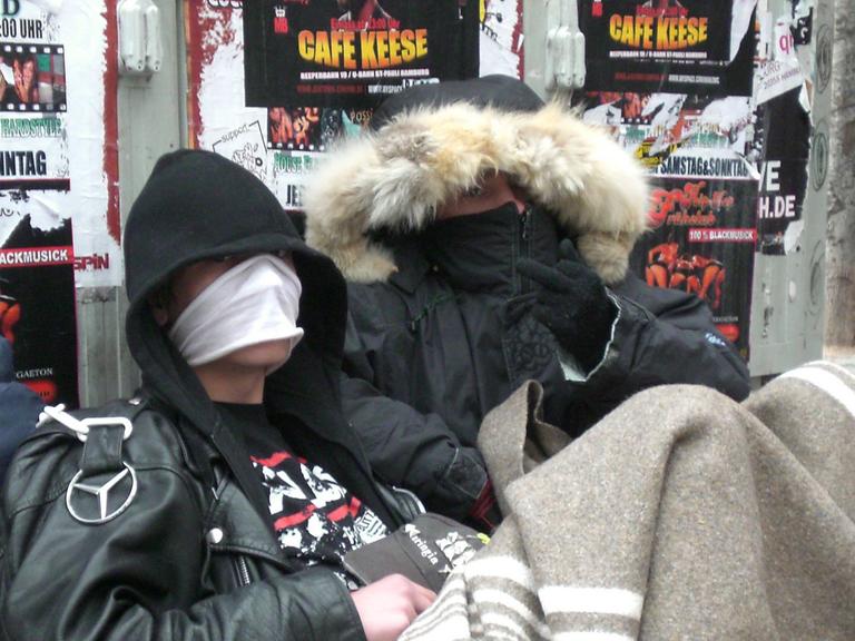 Zwei Jugendliche in der Nähe des Hamburger Hauptbahnhofs an einem kalten Tag auf der Straße