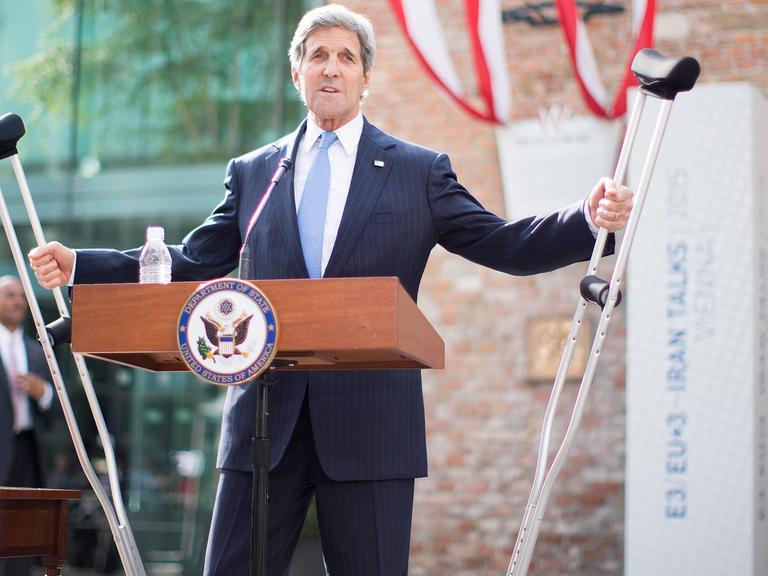 US-Außenminister John Kerry kam wegen eines Beinbruchs mit Krücken zu den Atomverhandlungen mit dem Iran nach Wien.