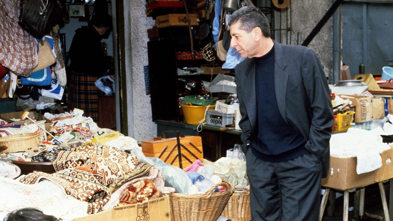 Musiker Leonard Cohen auf einem Trödelmarkt 1995 Musiker Leonard Cohen auf einem Trödelmarkt 1995