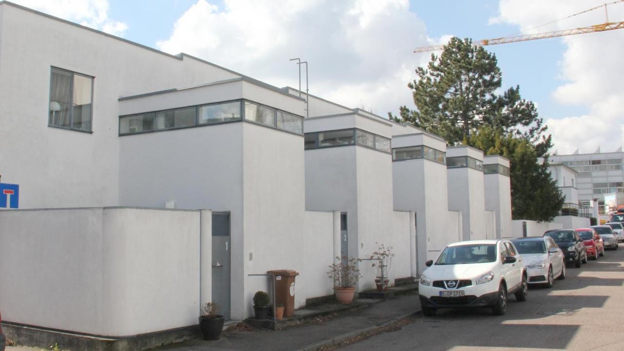 Schlichte, weiße Reihenhäuser in der Stuttgarter Weißenhofsiedlung.