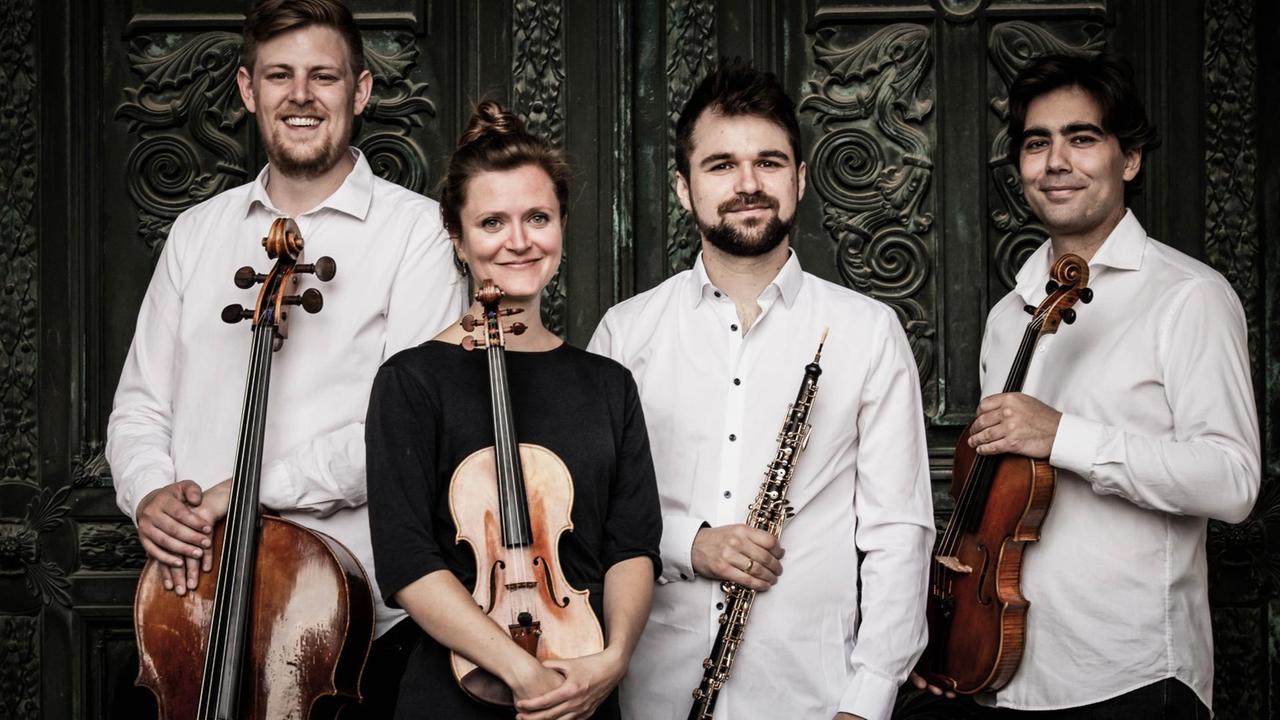 Die vier MusikerInnen mit ihren Instrumenten Die vier MusikerInnen mit ihren Instrumenten