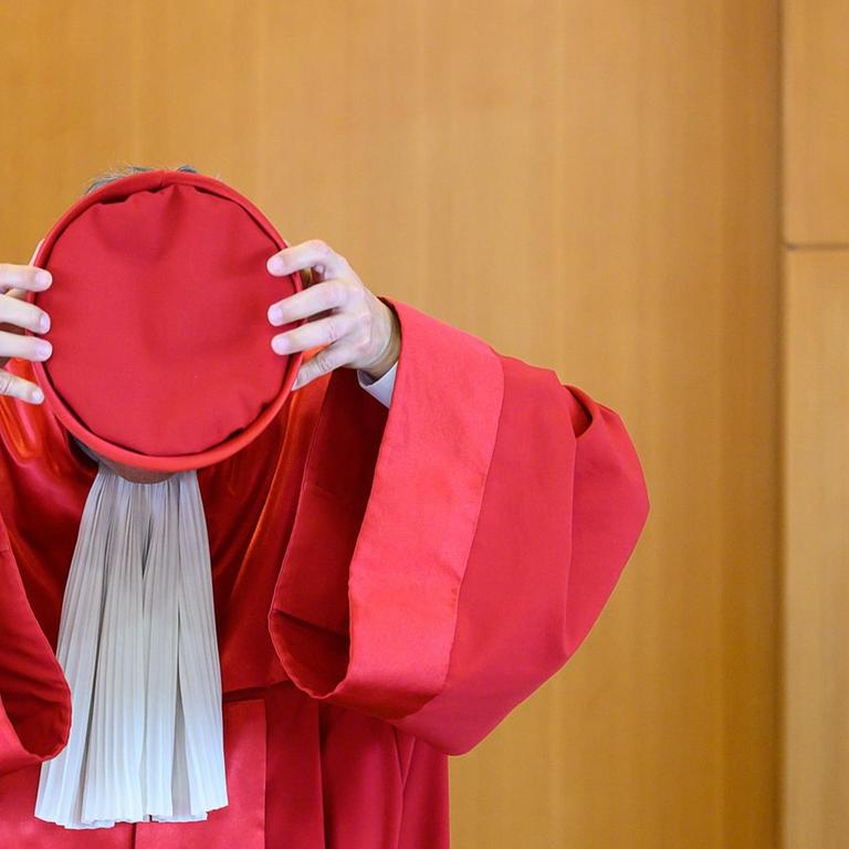 Andreas Voßkuhle, Vorsitzender des Zweiten Senats beim Bundesverfassungsgericht, setzt nach der Urteilsverkündung des zweiten Senats des Bundesverfassungsgerichts (BVerfG) zu milliardenschweren Staatsanleihenkäufen der Europäischen Zentralbank (EZB) am 05.05.2020 seine Kopfbedeckung auf.