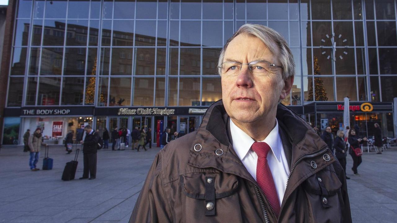 Ernst G. Walter, Vorsitzender der DPoIG Bundespolizeigewerkschaft, am Kölner Hauptbahnhof. Köln, 08.01.2016