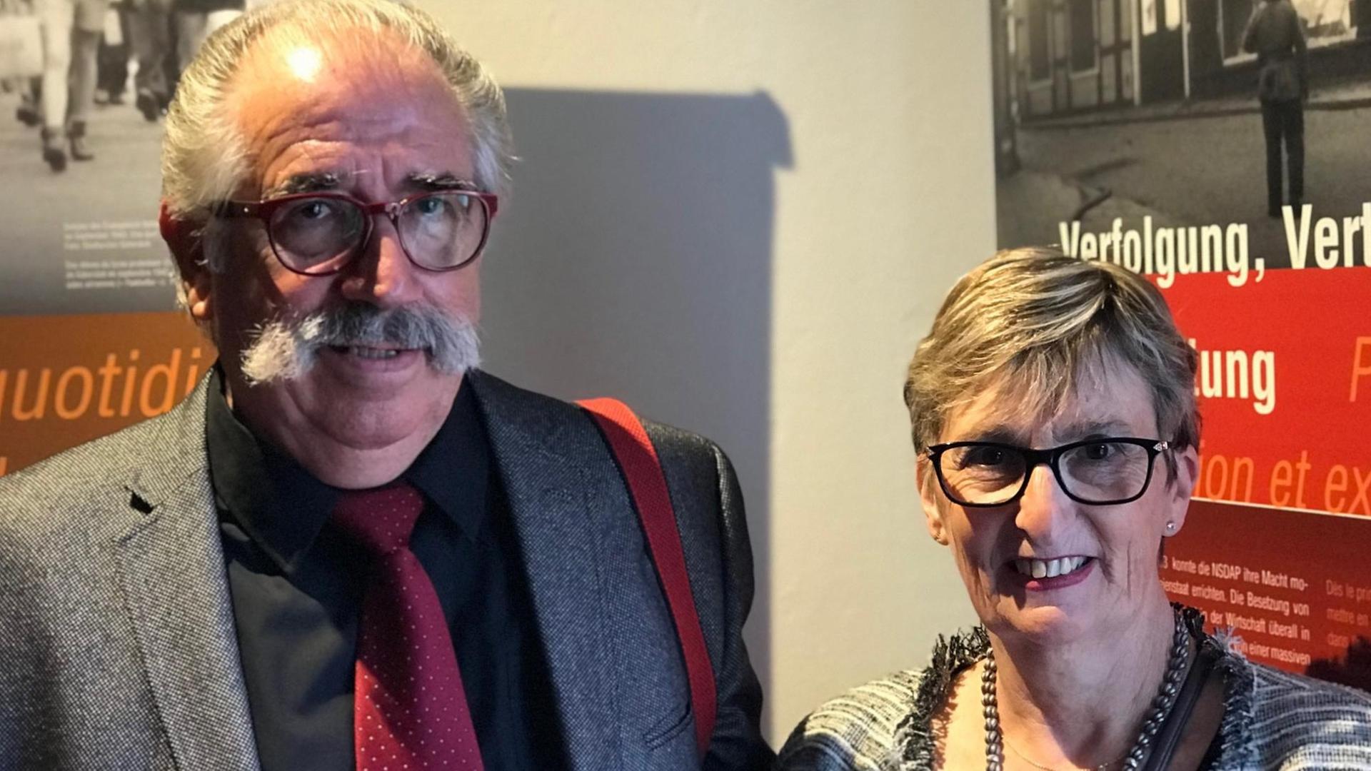 Freuen sich über die gemeinsame Ausstellung zum Zweiten Weltkrieg: Marc und Colette Pasquet aus Châteauroux. Marc Pasquets Vater, einst Kriegsgefangener in Deutschland, hatte die Städtepartnerschaft mit Gütersloh gegründet. Freuen sich über die gemeinsame Ausstellung zum Zweiten Weltkrieg: Marc und Colette Pasquet aus Châteauroux. Marc Pasquets Vater, einst Kriegsgefangener in Deutschland, hatte die Städtepartnerschaft mit Gütersloh gegründet.