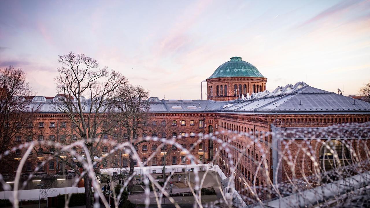 Blick über den Natozaun an der JVA Moabit Blick über den Natozaun an der JVA Moabit