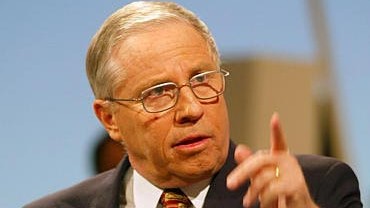 Blocher spricht und gestikuliert dabei mit dem Zeigefinger. Blocher spricht und gestikuliert dabei mit dem Zeigefinger.