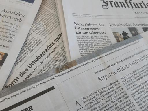 Zeitungen, die über die EU-Reform des Urheberrechts berichten
