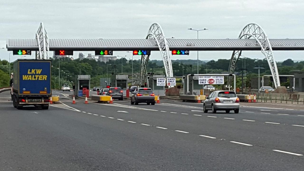 Fahrzeuge passieren am 05.07.2016 die Mautstelle an der Autobahn M1 bei Drogheda, Irland. Fahrzeuge passieren am 05.07.2016 die Mautstelle an der Autobahn M1 bei Drogheda, Irland.