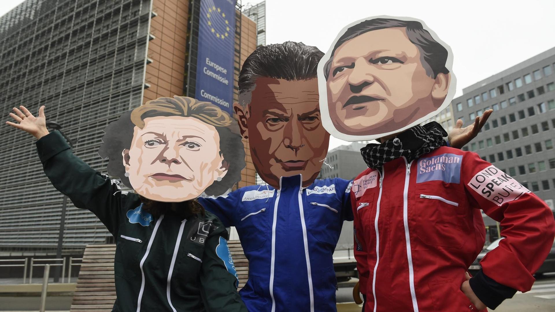 Mitglieder von Transparency International tragen Masken der früheren EU-Kommissare Viviane Reding und Karel De Gucht sowie von Ex-Kommissionspräsident José Manuel Barroso. Mitglieder von Transparency International tragen Masken der früheren EU-Kommissare Viviane Reding und Karel De Gucht sowie von Ex-Kommissionspräsident José Manuel Barroso.